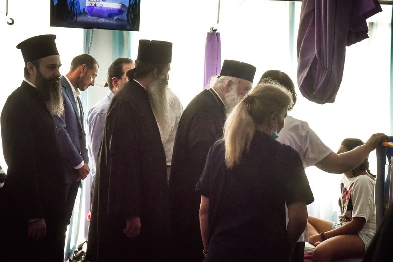 Ο Αρχιεπίσκοπος στα δωμάτια του Παίδων -Φωτογραφία: EUROKINISSI/ΤΑΤΙΑΝΑ ΜΠΟΛΑΡΗ)