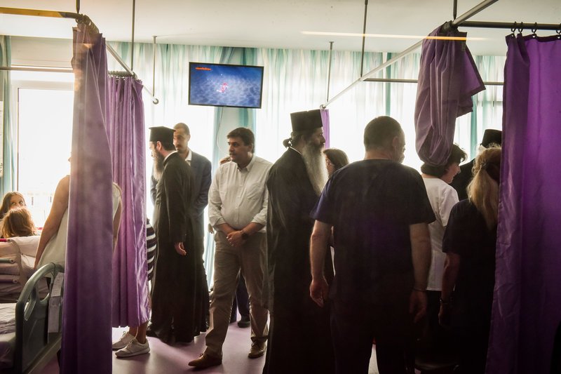 Ο Αρχιεπίσκοπος Ιερώνυμος σε Ευαγγελισμό και Παίδων -Επισκέφθηκε τραυματίες από τις φωτιές [εικόνες] | iefimerida.gr 1