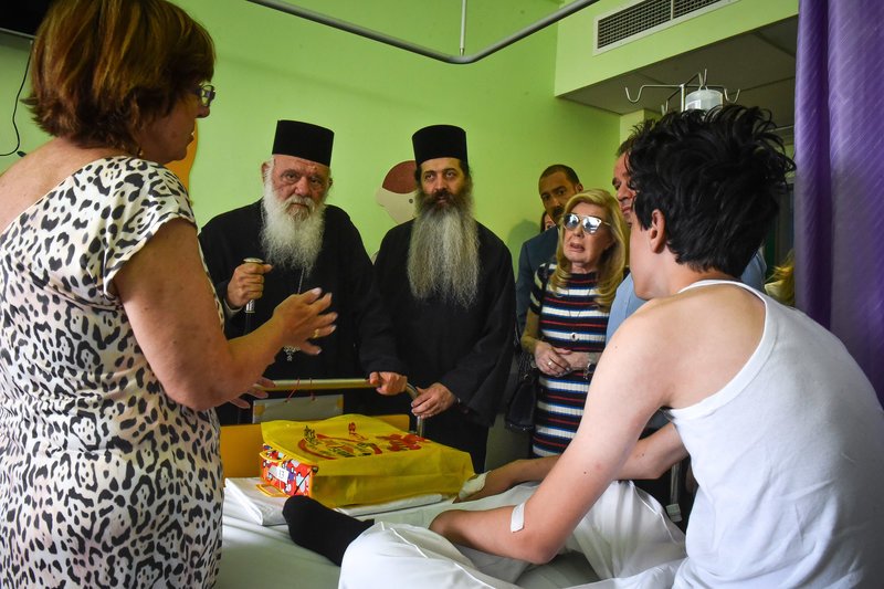 Ο Αρχιεπίσκοπος Ιερώνυμος σε Ευαγγελισμό και Παίδων -Επισκέφθηκε τραυματίες από τις φωτιές [εικόνες] | iefimerida.gr 3