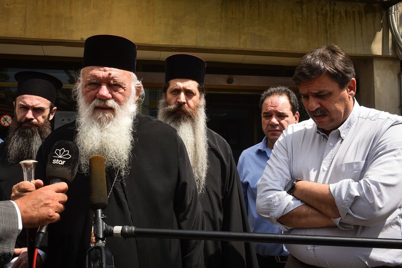 Ο Αρχιεπίσκοπος Ιερώνυμος σε Ευαγγελισμό και Παίδων -Επισκέφθηκε τραυματίες από τις φωτιές [εικόνες] | iefimerida.gr 8