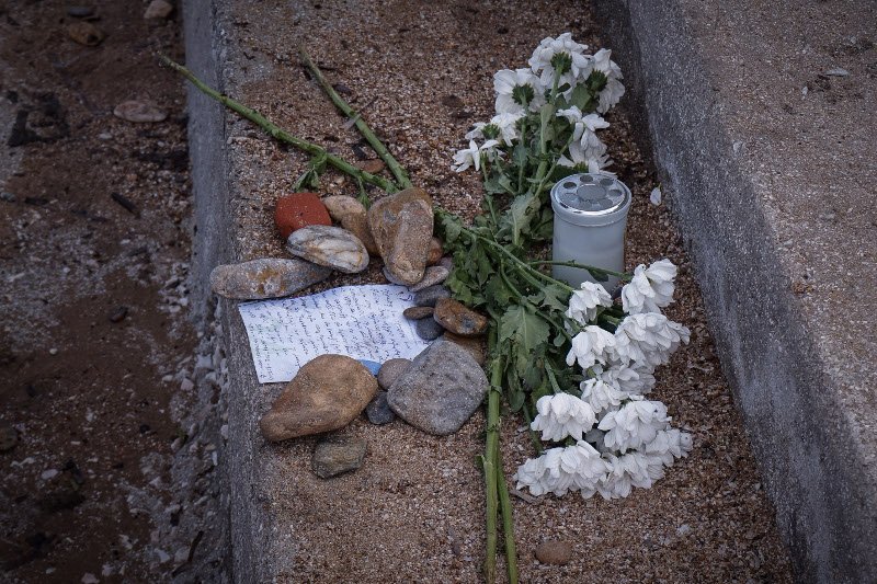 Ραγίζει καρδιές: Πάνω σε βράχο το μήνυμα των γονιών για το 6 μηνών βρέφος που «έσβησε» στη φωτιά [εικόνες]  | iefimerida.gr 2