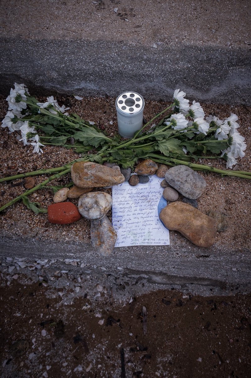 Ραγίζει καρδιές: Πάνω σε βράχο το μήνυμα των γονιών για το 6 μηνών βρέφος που «έσβησε» στη φωτιά [εικόνες]  | iefimerida.gr 0