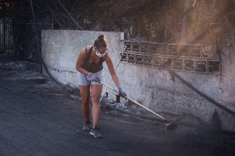 Συγκλονίζουν οι εθελοντές: Καθαρίζουν την μοιραία Αργυρή Ακτή στο Μάτι [εικόνες & βίντεο] | iefimerida.gr 1