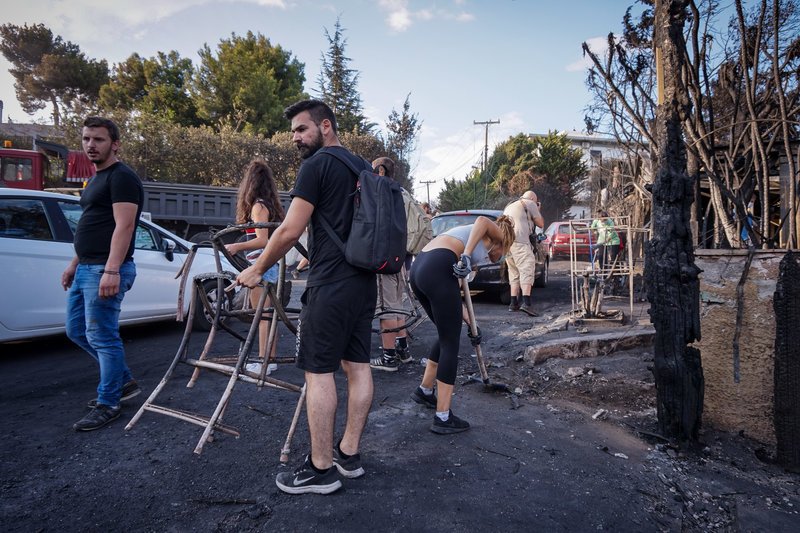 Συγκλονίζουν οι εθελοντές: Καθαρίζουν την μοιραία Αργυρή Ακτή στο Μάτι [εικόνες & βίντεο] | iefimerida.gr 2