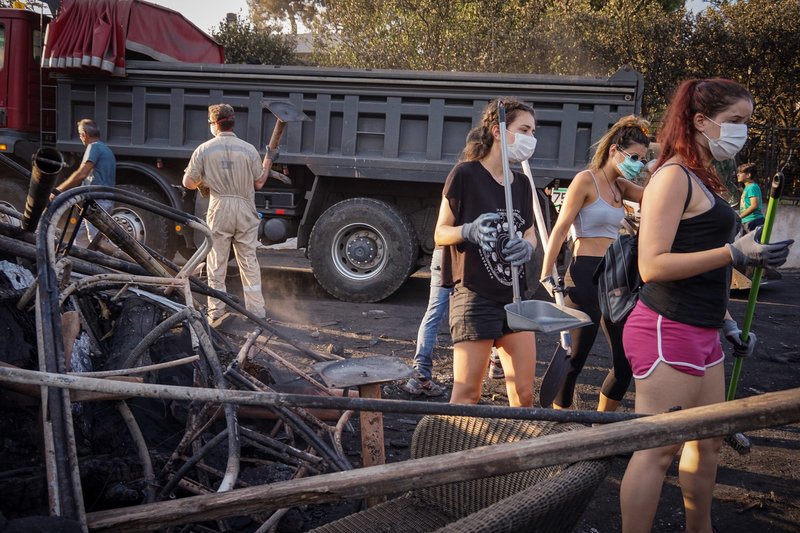 Συγκλονίζουν οι εθελοντές: Καθαρίζουν την μοιραία Αργυρή Ακτή στο Μάτι [εικόνες & βίντεο] | iefimerida.gr 5