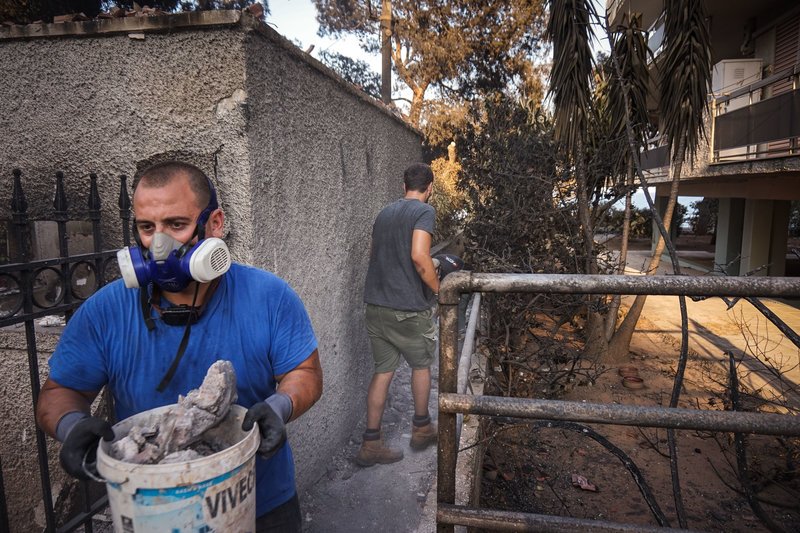 Συγκλονίζουν οι εθελοντές: Καθαρίζουν την μοιραία Αργυρή Ακτή στο Μάτι [εικόνες & βίντεο] | iefimerida.gr 6