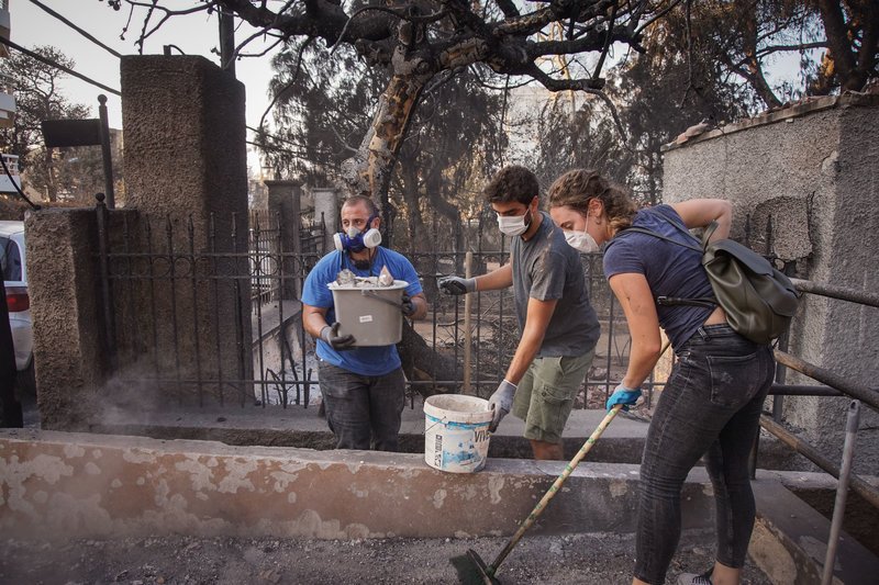 Συγκλονίζουν οι εθελοντές: Καθαρίζουν την μοιραία Αργυρή Ακτή στο Μάτι [εικόνες & βίντεο] | iefimerida.gr 7