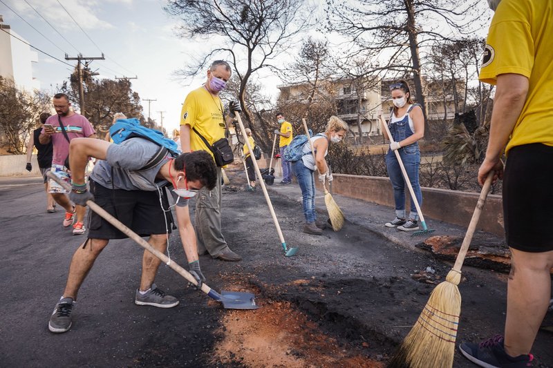 Συγκλονίζουν οι εθελοντές: Καθαρίζουν την μοιραία Αργυρή Ακτή στο Μάτι [εικόνες & βίντεο] | iefimerida.gr 8