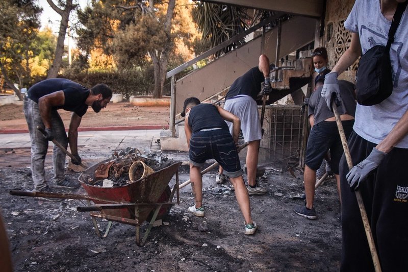 Συγκλονίζουν οι εθελοντές: Καθαρίζουν την μοιραία Αργυρή Ακτή στο Μάτι [εικόνες & βίντεο] | iefimerida.gr 10