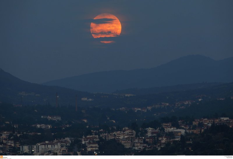 Το «ματωμένο φεγγάρι» έκανε την εμφάνισή του στον ελληνικό ουρανό -Μαγικές εικόνες | iefimerida.gr 6