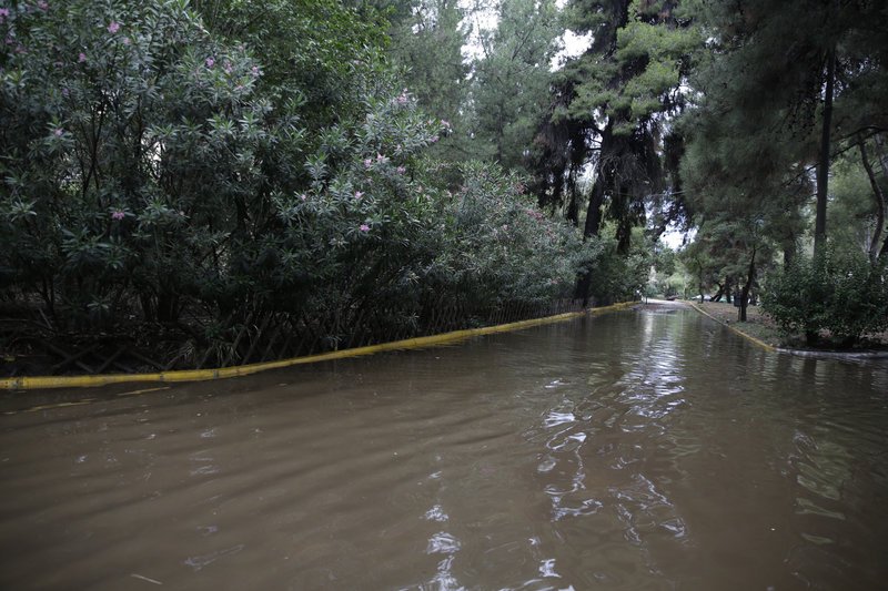 Εικόνες-σοκ: Πολίτες «κολυμπούν» στον προαύλιο χώρο του νοσοκομείου «Σωτηρία» [βίντεο] | iefimerida.gr 1