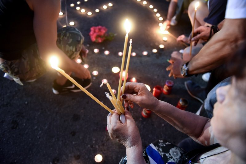 Σιωπηλή συγκέντρωση στο Σύνταγμα για τους νεκρούς στο Μάτι -Με κεριά και λουλούδια [εικόνες] | iefimerida.gr 5