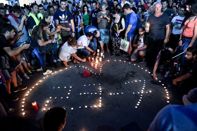 Σιωπηλή συγκέντρωση στο Σύνταγμα για τους νεκρούς στο Μάτι -Με κεριά και λουλούδια [εικόνες] | iefimerida.gr 2