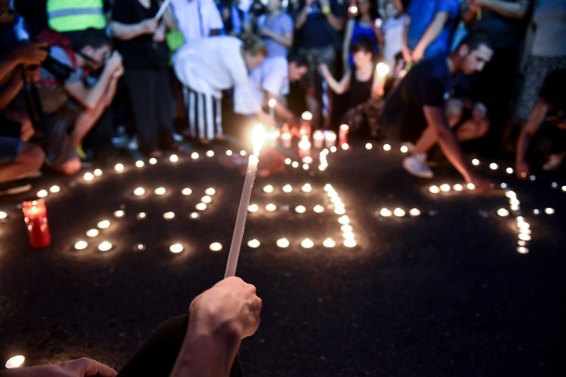 Σιωπηλή συγκέντρωση στο Σύνταγμα για τους νεκρούς στο Μάτι -Με κεριά και λουλούδια [εικόνες] | iefimerida.gr 0