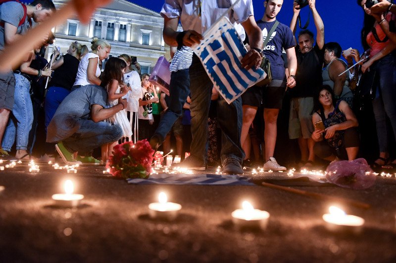 Σιωπηλή συγκέντρωση στο Σύνταγμα για τους νεκρούς στο Μάτι -Με κεριά και λουλούδια [εικόνες] | iefimerida.gr 7