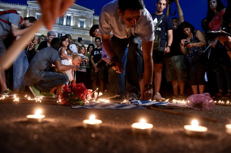 Σιωπηλή συγκέντρωση στο Σύνταγμα για τους νεκρούς στο Μάτι -Με κεριά και λουλούδια [εικόνες] | iefimerida.gr 6
