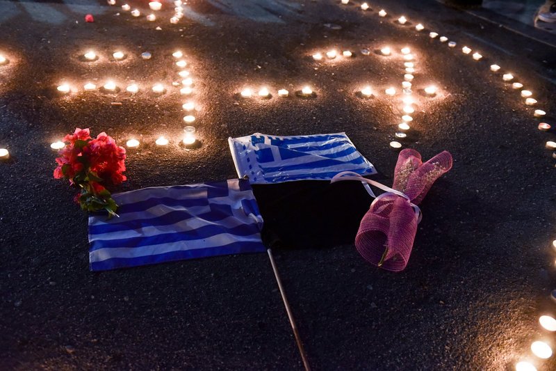 Σιωπηλή συγκέντρωση στο Σύνταγμα για τους νεκρούς στο Μάτι -Με κεριά και λουλούδια [εικόνες] | iefimerida.gr 1