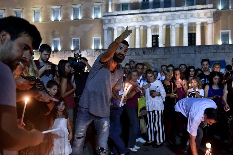 Σιωπηλή συγκέντρωση στο Σύνταγμα για τους νεκρούς στο Μάτι -Με κεριά και λουλούδια [εικόνες] | iefimerida.gr 4
