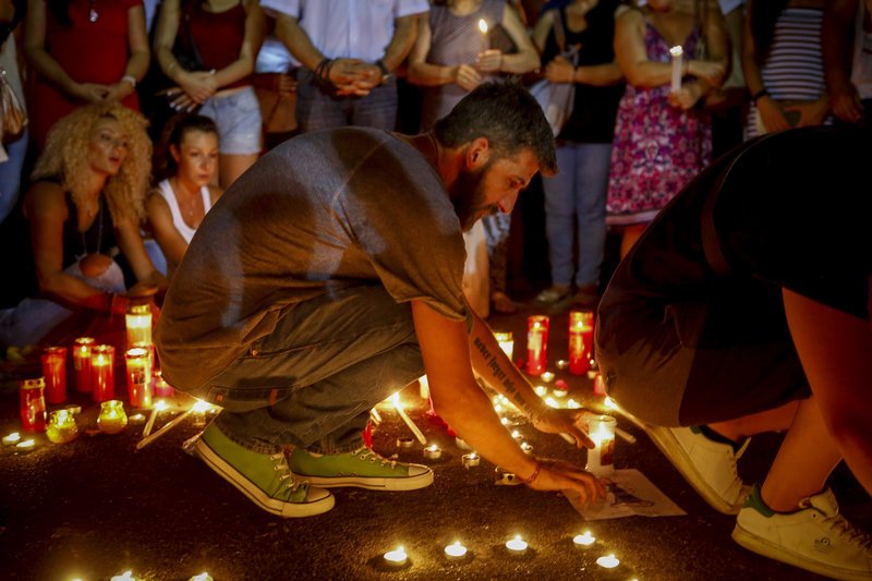 Σιωπηλή συγκέντρωση στο Σύνταγμα για τους νεκρούς στο Μάτι -Με κεριά και λουλούδια [εικόνες] | iefimerida.gr 3