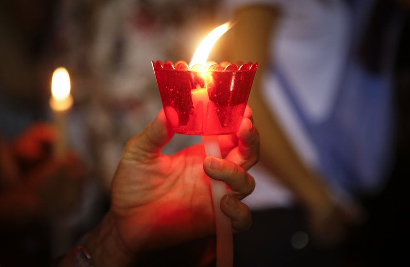 Σιωπηλή συγκέντρωση στο Σύνταγμα για τους νεκρούς στο Μάτι -Με κεριά και λουλούδια [εικόνες] | iefimerida.gr 8