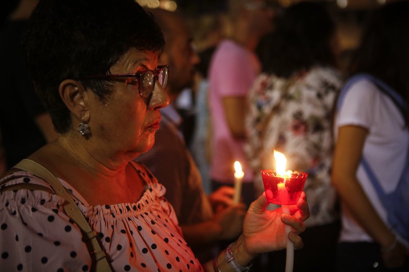Σιωπηλή συγκέντρωση στο Σύνταγμα για τους νεκρούς στο Μάτι -Με κεριά και λουλούδια [εικόνες] | iefimerida.gr 9