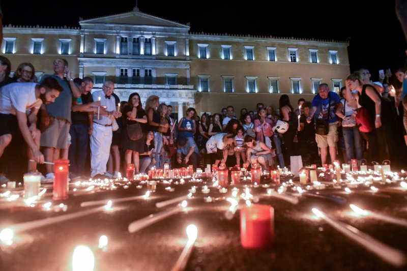 Σιωπηλή συγκέντρωση στο Σύνταγμα για τους νεκρούς στο Μάτι -Με κεριά και λουλούδια [εικόνες] | iefimerida.gr 12