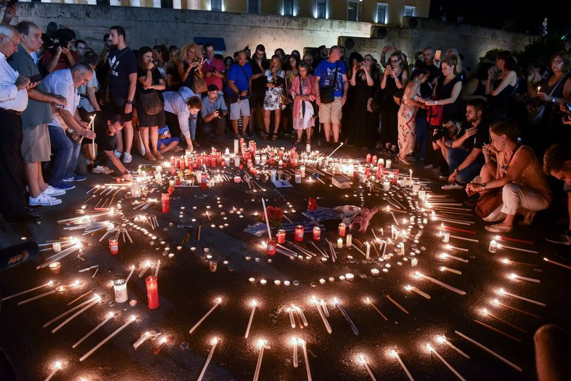Σιωπηλή συγκέντρωση στο Σύνταγμα για τους νεκρούς στο Μάτι -Με κεριά και λουλούδια [εικόνες] | iefimerida.gr 11