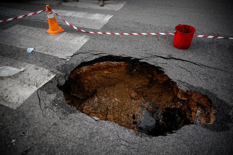 Τρύπες σε δρόμους της Αθήνας λόγω καθίζησης του εδάφους -Ανοιξαν τρεις μέσα σε τρεις ημέρες [εικόνες] | iefimerida.gr 5