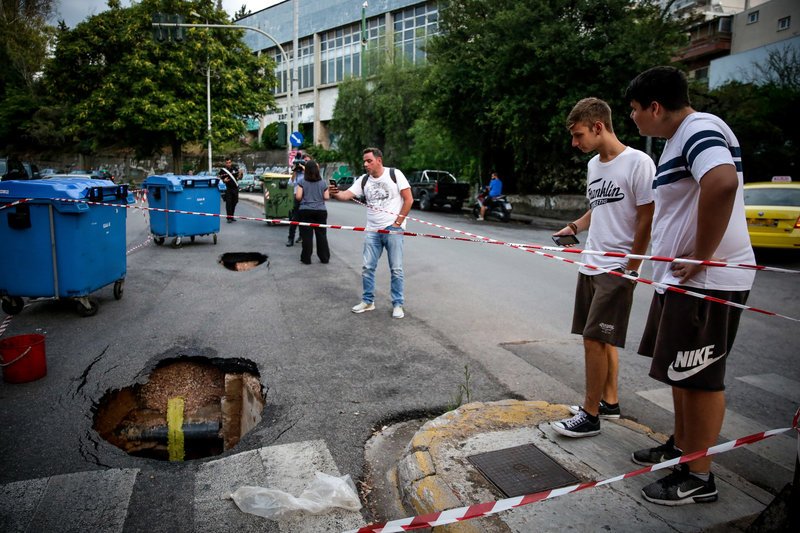 Τρύπες σε δρόμους της Αθήνας λόγω καθίζησης του εδάφους -Ανοιξαν τρεις μέσα σε τρεις ημέρες [εικόνες] | iefimerida.gr 4