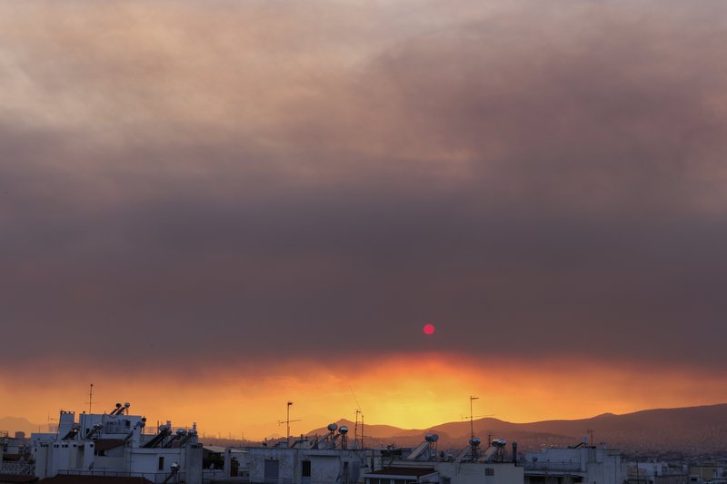 Ο ήλιος στην Αττική κρύφτηκε από τον καπνό της φωτιάς στην Εύβοια [εικόνες] | iefimerida.gr 1