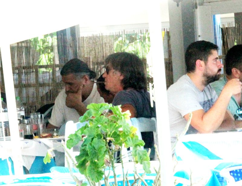 Θωμάς Μαύρος και Νίκος Βαμβακούλας κάνουν διακοπές μαζί στον Αστακό [εικόνες] | iefimerida.gr 4