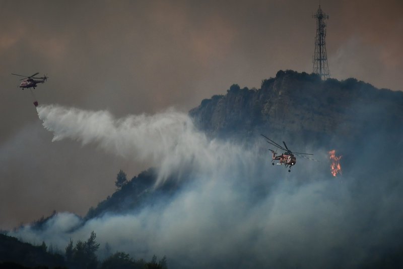 Δύσκολη νύχτα στην Ηλεία -Εκτός ελέγχου η πυρκαγιά στη Δαφνιώτισσα [εικόνες & βίντεο] | iefimerida.gr 2