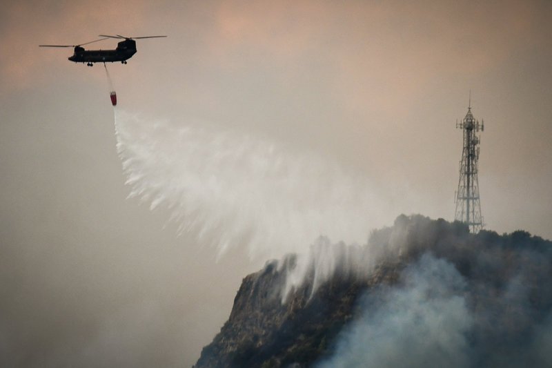 Δύσκολη νύχτα στην Ηλεία -Εκτός ελέγχου η πυρκαγιά στη Δαφνιώτισσα [εικόνες & βίντεο] | iefimerida.gr 3
