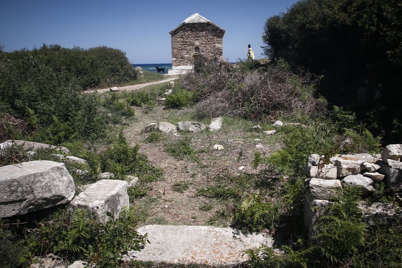 Το ξωκκλήσι της Θεοτόκου χτίστηκε στα 1807 πάνω στα ερείπια του ναού