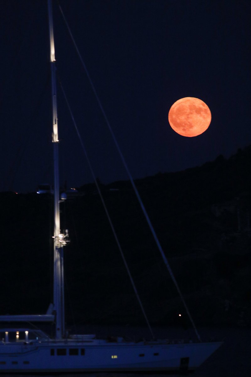 Ολοστρόγγυλο και φωτεινό -Μαγεύει το τελευταίο φεγγάρι του καλοκαιριού [εικόνες] | iefimerida.gr 2