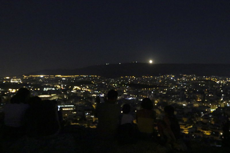 Ολοστρόγγυλο και φωτεινό -Μαγεύει το τελευταίο φεγγάρι του καλοκαιριού [εικόνες] | iefimerida.gr 7