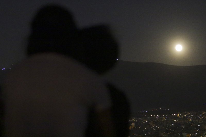 Ολοστρόγγυλο και φωτεινό -Μαγεύει το τελευταίο φεγγάρι του καλοκαιριού [εικόνες] | iefimerida.gr 6