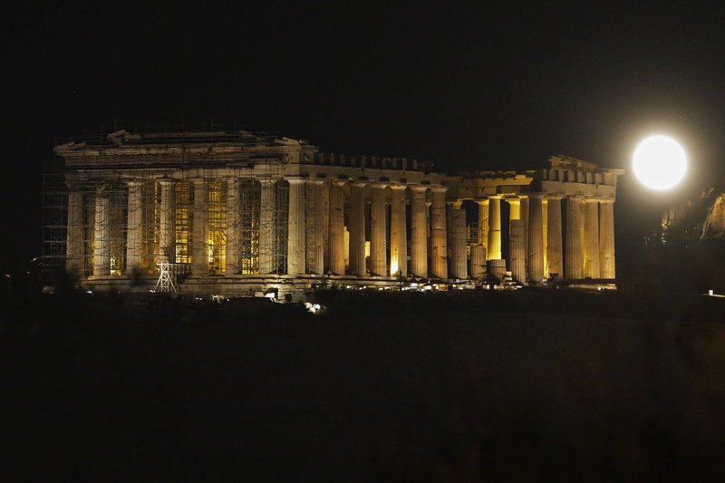 Ολοστρόγγυλο και φωτεινό -Μαγεύει το τελευταίο φεγγάρι του καλοκαιριού [εικόνες] | iefimerida.gr 0