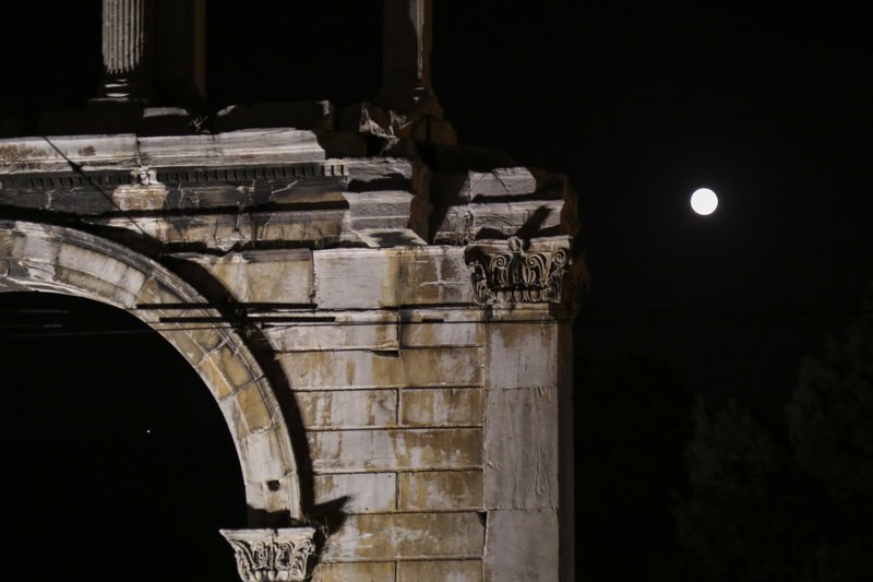 Ολοστρόγγυλο και φωτεινό -Μαγεύει το τελευταίο φεγγάρι του καλοκαιριού [εικόνες] | iefimerida.gr 4