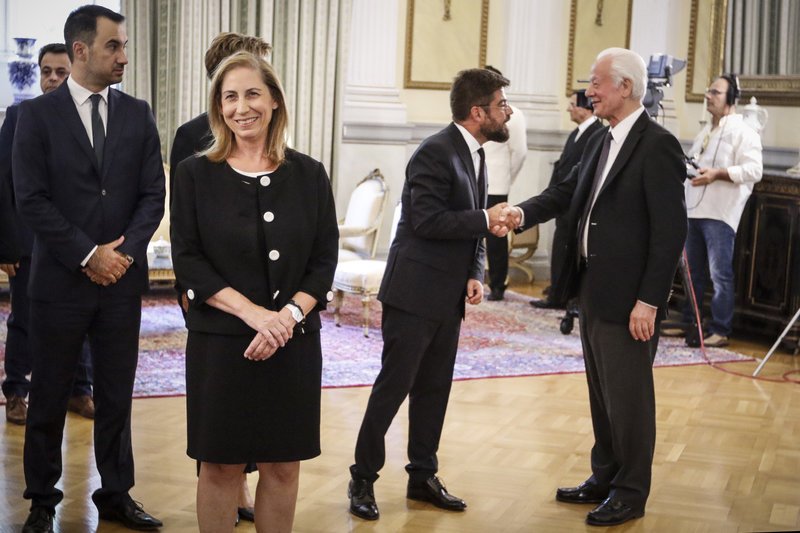 Μόνη, στα μαύρα, έφθασε η Ξενογιαννακοπούλου στο Προεδρικό, για να ορκιστεί | iefimerida.gr 3