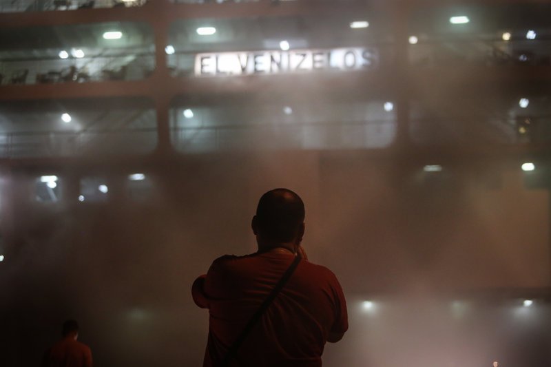 Καπνίζει ακόμη, 30 ώρες μετά, το πλοίο Ελ.Βενιζέλος