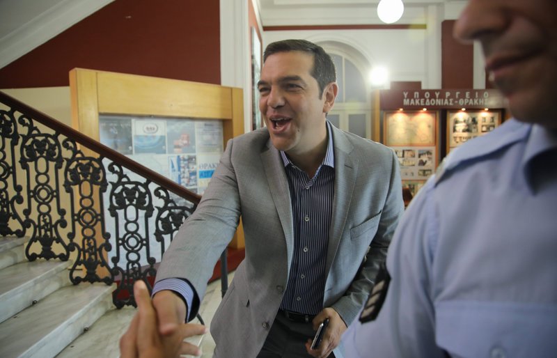 Eφτασε στο γραφείο του στη Θεσσαλονίκη ο Aλέξης Τσίπρας [εικόνες] | iefimerida.gr 2