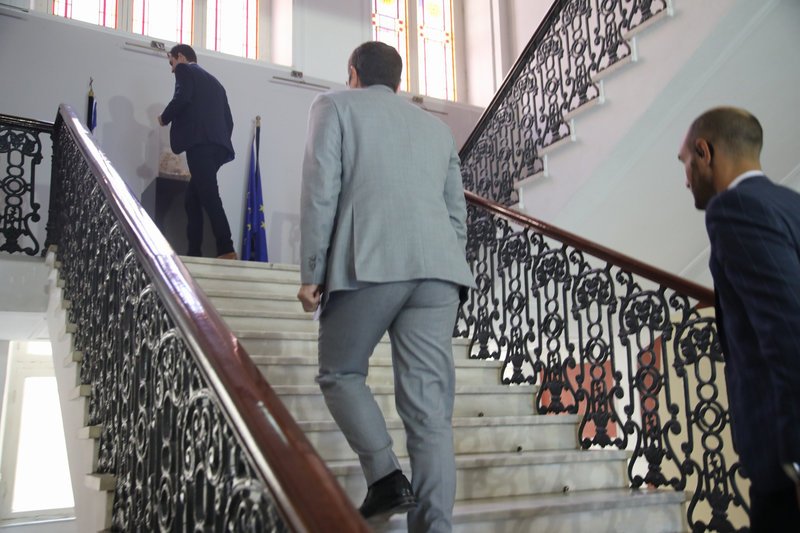 Eφτασε στο γραφείο του στη Θεσσαλονίκη ο Aλέξης Τσίπρας [εικόνες] | iefimerida.gr 5