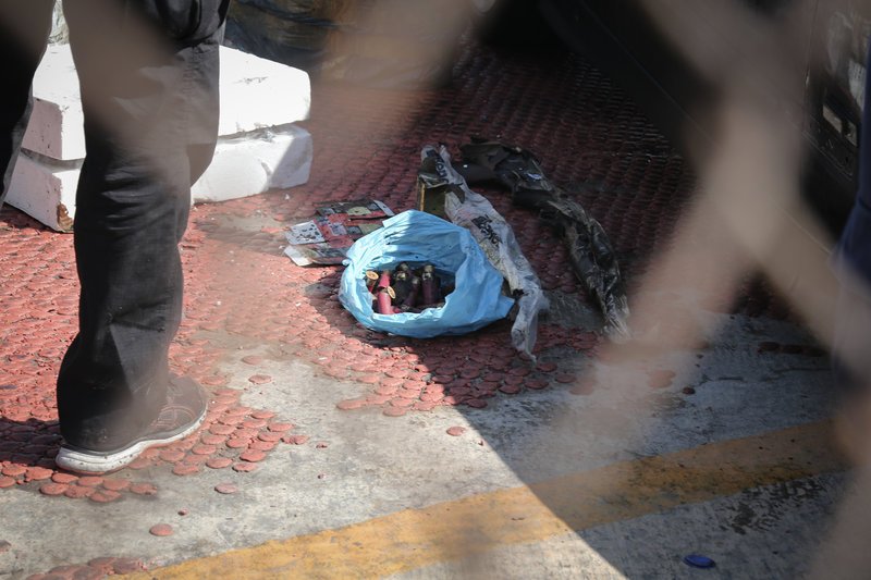 Το πρωί σε φορτηγάκι τον ΕΛΤΑ που είχε υποστ,εί καταστροφή από τη φωτιά εντοπίστηκε.