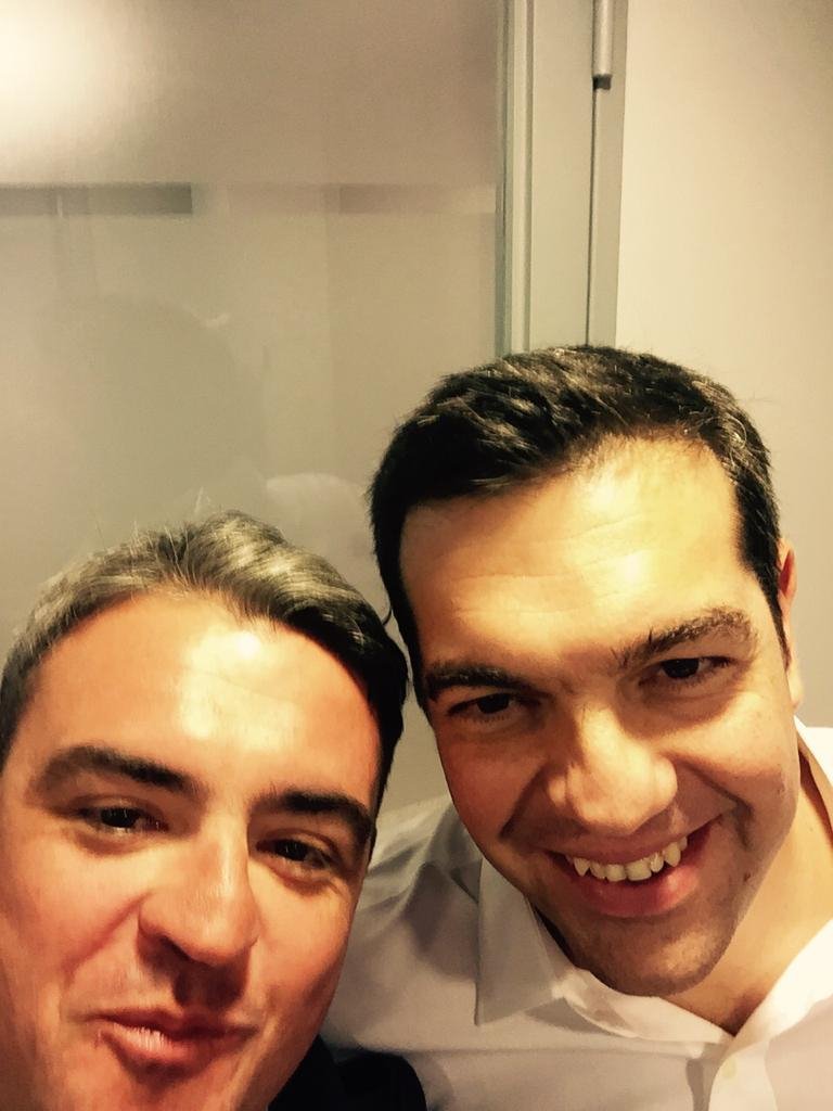 Η selfie του Μανώλη Πετσίτη με τον Αλέξη Τσίπρα από την εκλογική βραδιά της 20ης Σεπτεμβρίου 2015.