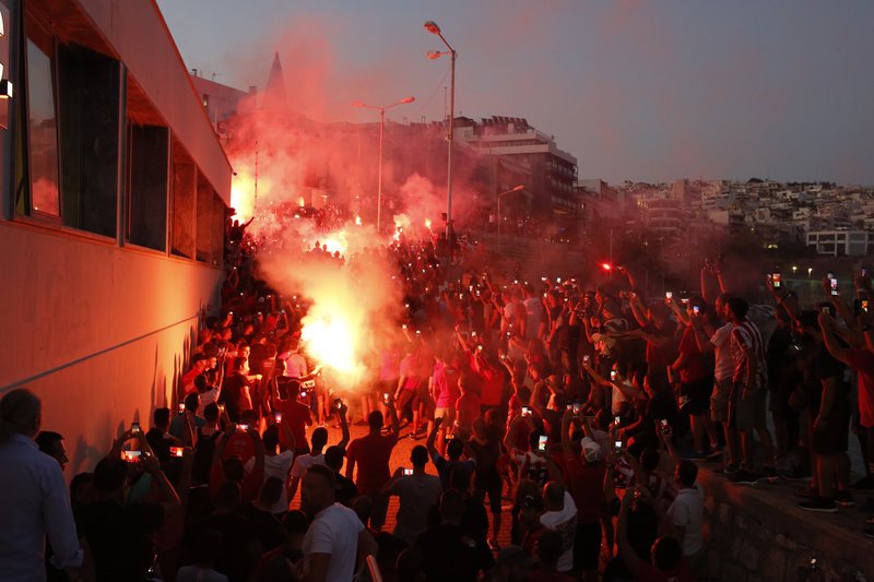 Υπέγραψε στον Ολυμπιακό ο Γιάγια Τουρέ-Αποθεώθηκε στον Πειραιά [εικόνες & βίντεο] | iefimerida.gr 3