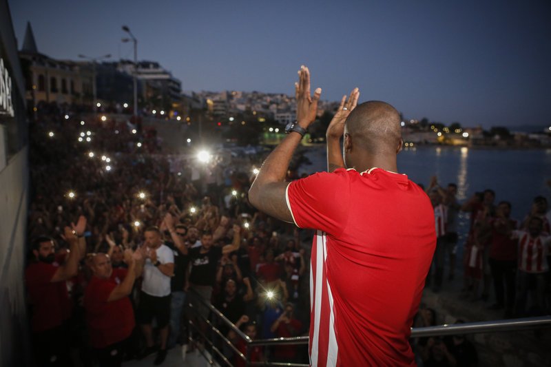 Ο Γιάγια Τουρέ αποθεώθηκε από φίλους του Ολυμπιακού στον Πειραιά