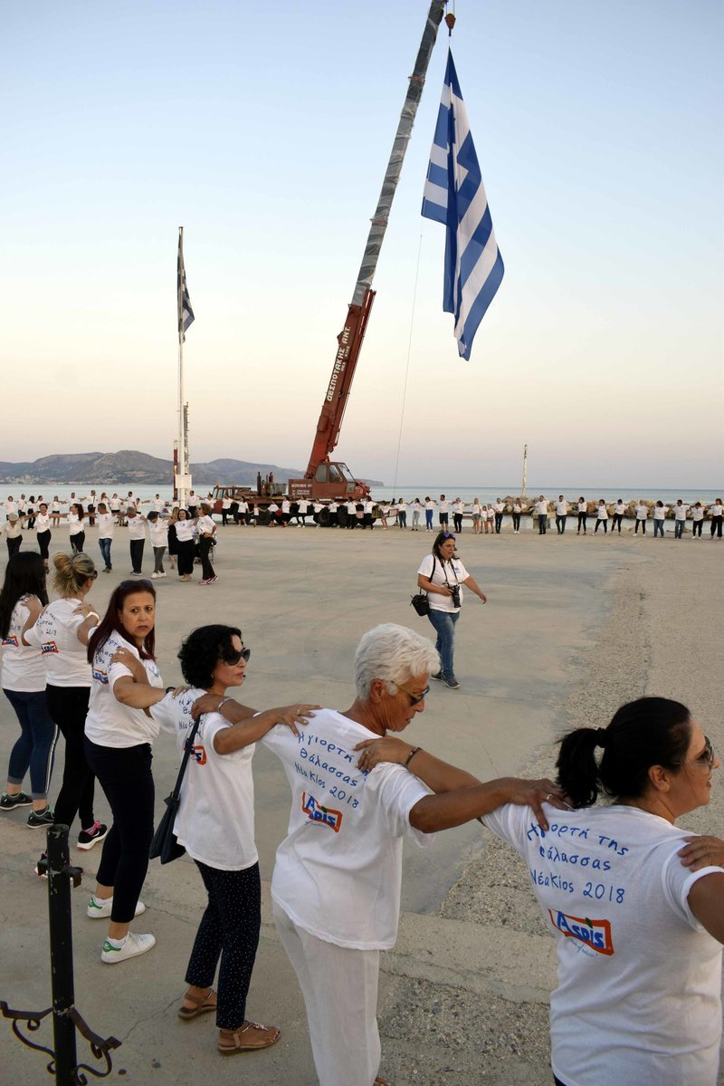 Εκατοντάδες χόρεψαν χασαποσέρβικο στην παραλία της Νέας Κίου για να μπουν στο βιβλίο Γκίνες [εικόνες] | iefimerida.gr 7