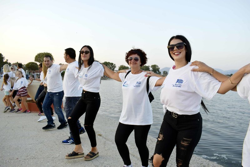 Εκατοντάδες χόρεψαν χασαποσέρβικο στην παραλία της Νέας Κίου για να μπουν στο βιβλίο Γκίνες [εικόνες] | iefimerida.gr 6