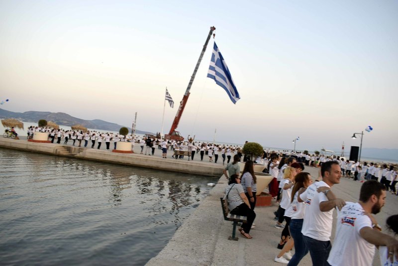 Εκατοντάδες χόρεψαν χασαποσέρβικο στην παραλία της Νέας Κίου για να μπουν στο βιβλίο Γκίνες [εικόνες] | iefimerida.gr 4
